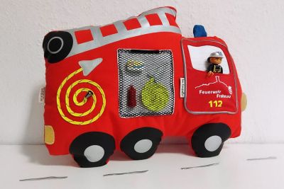 Was macht man als aktive Feuerwehrfrau, die mega gerne näht? Natürlich das neue Schnittmuster des Feuerwehrautos Fred sofort mit designnähen. Dies war von shesmile ein öffentliches Designnähen, wo jeder mitmachen konnte. Super, dies sollte es öfter geben. Mich hat hier die Liebe zum Detail wieder mal ergriffen und den Materialmix find ich Spitze. Ab jetzt hat die @feuerwehrfrohnau ein neues Einsatzfahrzeug zur Verfügung. Alle für Einen, Einer für Alle! Gut Wehr! 🚒