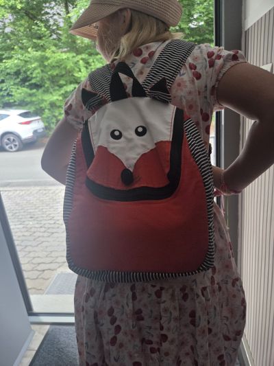 Diesen Rucksack hat meine Tochter sich gewünscht als sie ein Vorschulfuchs wurde. Auch heute noch kurz vor dem Eintritt in die 3. Klasse liebt sie ihn und nimmt ihn oft mit als Übernachtungstasche oder einfach um Spielzeuge, Wechselkleider oder Trinkflasche mit ais den Spielplatz oder Ausflüge mitzunehmen. Praktisch da ich als Mama nur eine halb so große Tasche mitschleppen muss.