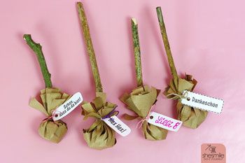 Hexenbesen als Gastgeschenk (Kostenlose Bastelanleitung & Druckvorlage)