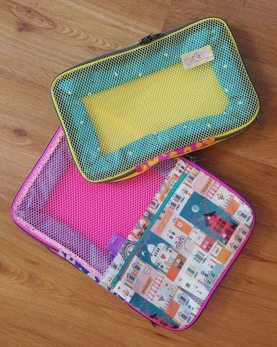 Hier zeige ich euch die Packwürfel ZipKram von shesmile! 1x in M und 1x in L! Den Deckel und den Boden habe ich aus Mesh (dünn + dick) und die Seiten außen aus dem weichen Canvas von Cherry Picking und innen aus einfachen Baumwollstoff genäht! Auf eine Verstärkung der Seiten habe ich verzichtet! Für den Verschluss und den ZipKram Reißverschluss habe ich jeweils einen mit 6mm Raupe eingenäht! Auf dem großen habe ich noch eine Tasche angebracht! Genäht habe ich die Packwürfel für mich und meinen Mann für den anstehenden Urlaub! Sollten die sich bewähren werden es wohl nicht die letzten sein!
