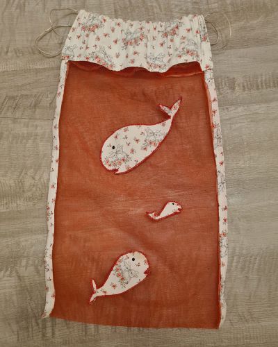 Ich habe hier die Tasche für Badespielzeug von shesmile genäht. Verwendet habe ich Webware und Tüll. Ich habe die Tasche für meine Tochter für das Badewannenspielzeug genäht. Besonders die Wale gefallen mir sehr gut auf dieser Tasche. Eine tolle Idee :-)