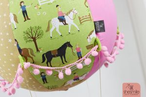 Ein Adventskalender Adventsballon mit Pferden für meine Tochter. Nähanleitung und Schnittmuster gestaltet als PDF-E-Book von shesmile für einen Adventskalender und Kinderzimmerdeko Adventsballon in Form eines Heißluftballons. 24 kleine Geschenke oder ein Musikwürfel finden ihren Platz an den Halteschlaufen am oder im Körbchen.