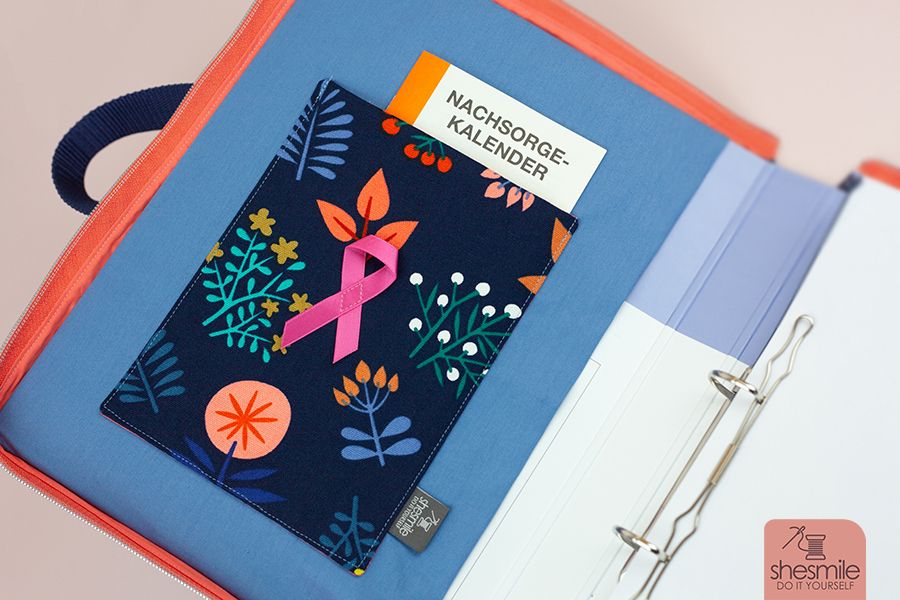 Nähanleitung und Schnittmuster in Standard-Größen (und individuelle Berechnung für alle Größen) gestaltet als PDF-E-Book von shesmile für einen Ringordner Schutzumschlag oder Reißverschluss-Tasche, Ordnertasche Orelie.
