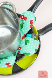 Pfannen und Töpfe kratzfrei stapeln. Mit einem selbstgemachten Pfannenschoner aus Filz oder Stoff.