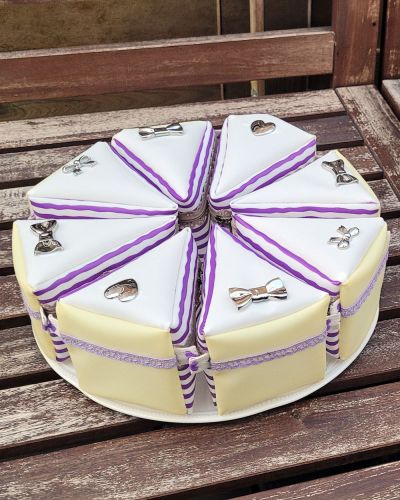 Diese Tortenstücke sind für meine Tante zum 60. Geburtstag entstanden.  Jedes der acht Tortenstücke wird an die Familienmitglieder verteilt um kleine Aufmerksamkeiten zu verschenken.  Ich habe die Quick and Dirty Variante des Tortenstückes verwendet mit Jelly Vinyl von Snaply genäht.