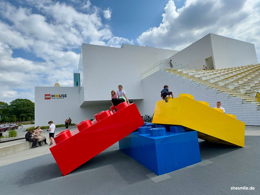 Ein Gabelflug von München nach Billund: LEGO House - Start der Dänemark-Rundreise mit der Familie. shesmile Erlebnisse