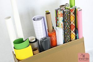 Einen Rollenhalter aus einem Versandkarton basteln. Eine kostenlose Bastelanleitung von shesmile. Endlich Ordnung im Nähzimmer. Endlich hat meine SnapPap, Tafelstoff, Vliesofix, Filz, Tonpapier, Geschenkpapier-Rollen und Co seinen Platz.