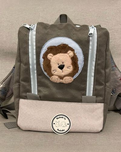 Entstanden ist ein KlapPack als Kindergartenrucksack für den Sohn einer Freundin aus Velours-kunstleder außen und Baumwolle innen. Stickmotiv war auf Wunsch meiner Freundin - die Front eignet sich perfekt zum besticken.
