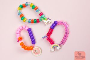Das perfekte Mitgebsel für den Einhorn oder Meerjungfrauen Kindergeburtstag! Perlenarmbänder mit Charms Anhängern fädeln und basteln. Eine Idee von shesmile.
