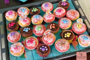 Schokokuchen mit großen Oreo-Pfoten für die ultimative Paw Patrol Party zum 4. Geburtstag meiner Tochter. Ein Blech Regenbogen-Muffins mit Smarties-Pfoten für die Kindergartenkinder.