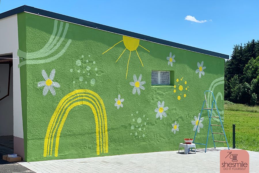 Außenwand verspachteln und mit Moltofil Außen verputzen, Risse und losen Untergrund sanieren, mit einem Wandbild bunt streichen, verschönern und anmalen. Konturen zeichnen mit dem Edding 950 Industrie Pastenmarker. Außenwand im Garten gestalten (Teil 3 der shesmile SchönerWohnen-Serie)