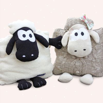 Hallo! Wir sind Sepp & Sibylla, die Schafkissen. Näh uns aus einem alten Pullover, Strickkleid, oder kuscheligem Plüsch- und Fellstoff. Auf dem Rücken haben wir einen Reißverschluss. So kann man uns als praktischen Kissenbezug nutzen. In unseren Bauch passt ein 40 x 40 cm Füllkissen oder Füllwatte.
