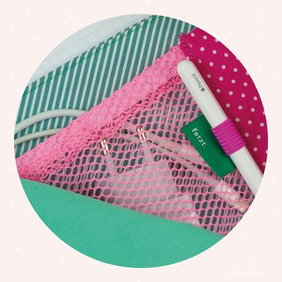 Taschendetail 2/5: Netztasche für Kabel, die Maus oder Technik-KrimsKrams. Genäht mit Tunnel und Gummiband. Geht natürlich auch mit Falzgummi.