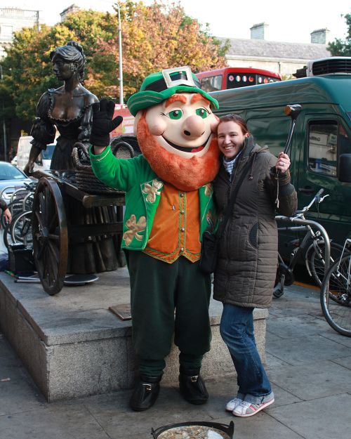 Leprechaun an der Molly Malone Statue in Dublin
