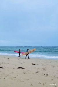 Surfer am Sennen Cove Beach