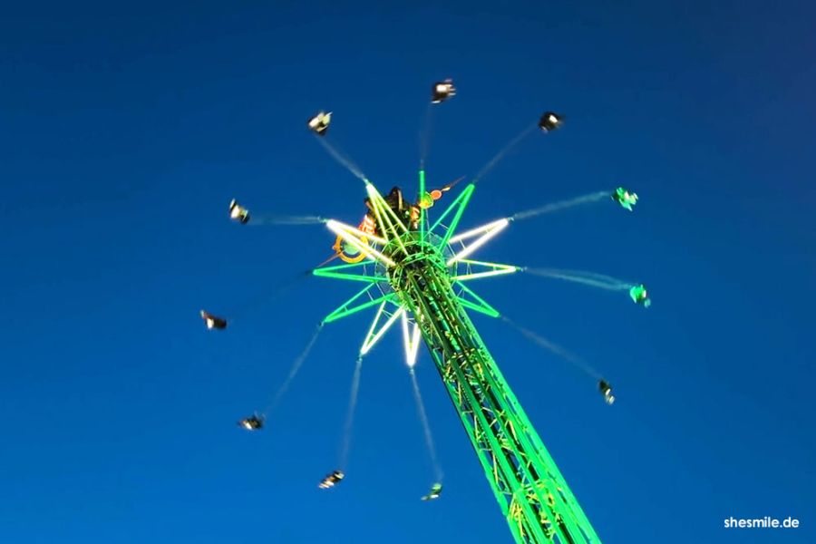 Golden Tower, Dæmonen, Rutschebanen in Dauerschleife und Star Flyer bei Nacht. Tivoli - unser magischer Tag im historischen Freizeitpark in Kopenhagen.