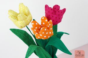 Nähanleitung und Schnittmuster gestaltet als PDF-E-Book von shesmile für Frieda Tulpe. Die Zimmerpflanzen aus Stoff für Allergiker, das Kinderzimmer, Vielreisende, kranke und alte Menschen, schattige Plätzchen oder Pflanzendummies wie mich! Wähle aus 2 verschiedenen Varianten.