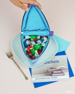 Ein Blaubeer-Streuselkuchen als Geschenkverpackung