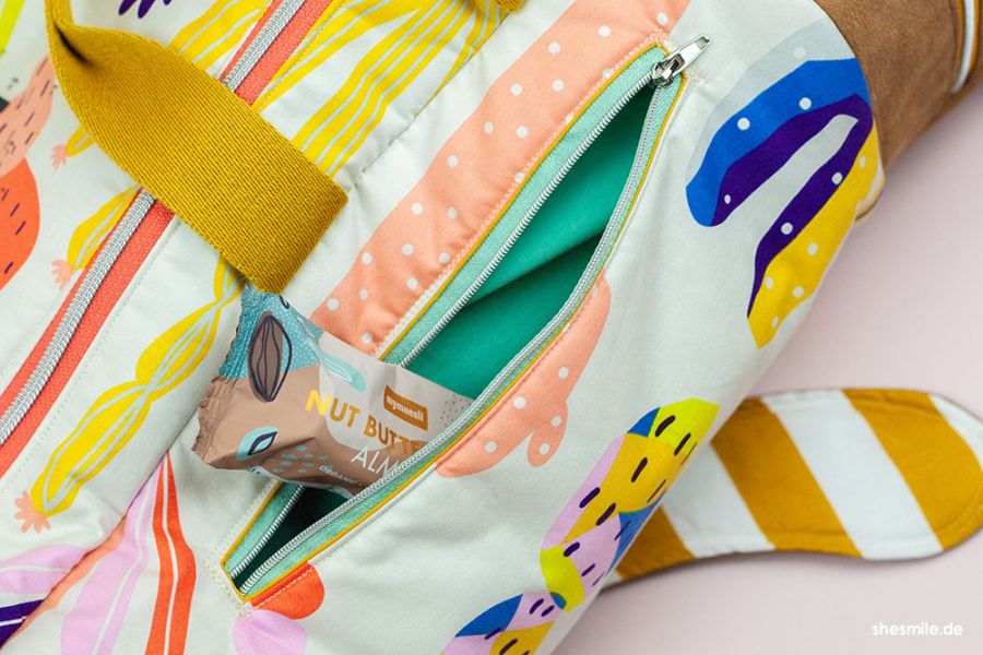 Reißverschlusstaschen für innen und außen lassen sich in jedes Taschen-Schnittmuster einnähen. Die Nähanleitung von shesmile zeigt eine einfache Variante.