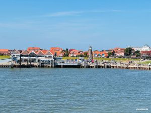 Juister Hafen mit dem Memmertfeuer
