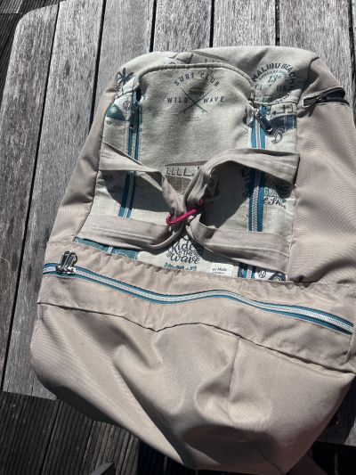 Der Rucksack begleitet mich fast täglich. Entweder mit Aktenordner, Laptop und Essen fürs Büro als Handgepäck auf Reisen. Da war schon im Oman oder wenn ich nur zum Baden oder zum Sport gehe. Ich habe mir verschiedene kleine Fächer und Karabiner eingenäht, damit ich immer und überall alles unterkomme. Auch das Canvas Design mit dem VW-Bus finde ich sehr passend. Im unteren Fach. Innen habe ich einfach einen wasserdichten Nylonstoff verwendet und unten außen einen wasserfesten Abrieb festen Outdoor Stoff.