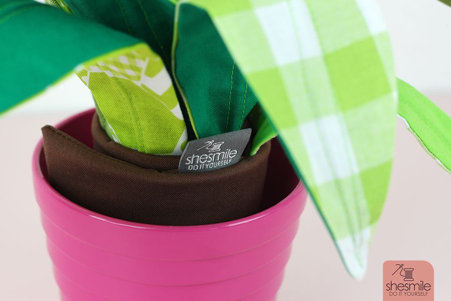 Eine Zimmerpflanze Frieda Flower, Version Sansevieria nähen. Eine Nähanleitung mit Schnittmuster von shesmile. Pflanzen aus Stoff. Perfekt für Allergiker, das Kinderzimmer, Vielreisende, kranke und alte Menschen, schattige Plätzchen oder einfach nur Pflanzendummies wie mich! Als Geschenk oder für sich selbst. Ein super Nähprojekt für die Stoffrestekiste und lässt sich an jede Blumentopfgröße ganz einfach anpassen. Diese Zimmerpflanzen muss man nicht gießen, umtopfen oder pflegen. Sie wachsen auch nicht über deinen Lieblingsblumentopf hinaus. Die Blätter werden nicht braun und kleine Fliegen in der Erde kannst du hier lange suchen. Klingt perfekt? Finde ich auch!