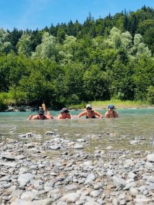 Gackernde Mamas im Lech