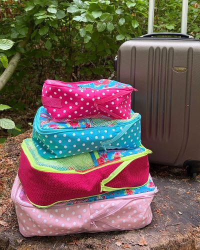 Der Packwürfel ist ein „Must Have“ für zahlreiche Lebenslagen. Egal ob für den Koffer (mehr Platz für Lieblingskleidung), den Besuch im Schwimmbad (Badezeug, Duschsachen, Sonnenschutz, Bücher…), für den Fahrradausflug oder die Sporttasche. Alles dabei und nix durcheinander.