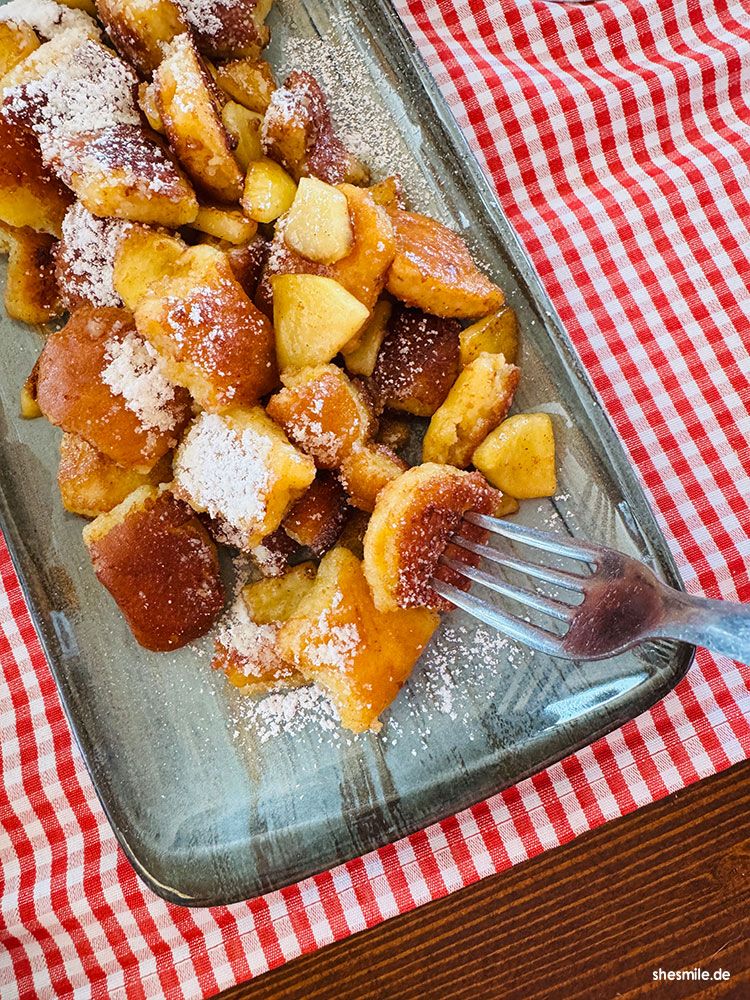 Kaiserschmarrn mit gerösteten Äpfeln
