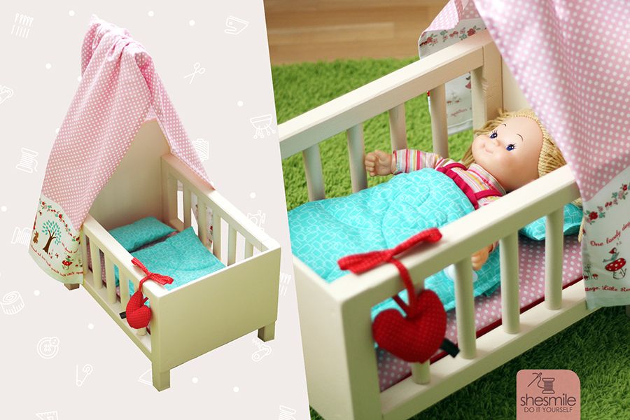 Nähanleitung und Bauanleitung mit Einkaufsliste gestaltet als PDF-E-Book von shesmile für ein Puppenbett aus Holz mit Bettwäsche, Betthimmel, Bettzeug und Herzanhänger.
