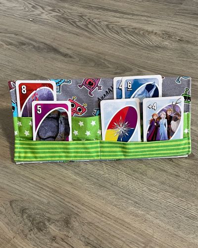 Ich habe für meine Tochter den wunderbaren Kartenhalter kiddicard genäht, damit sie endlich auch mit den +4-Karten bei uno nicht mehr überfordert ist :). Ein tolles Schnittmuster, welches uns nun auch im Urlaub begleiten wird.