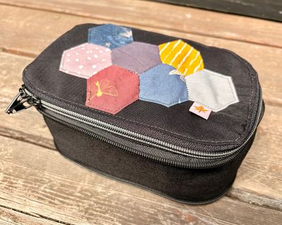 Ich möchte im Urlaub ohne Nähmaschine dennoch etwas Kreatives in der Hand haben. Dafür habe ich das English Paper Piecing entdeckt. Ich benötige nur wenig Zubehör und kann kleine Stoffreste verwerten. Um die kleinen Hexies ohne Knick zu transportieren habe ich das Stiftemäppchen von SheSmile genäht. Da passt alles prima rein und Dank ZipKram Reißverschluss kann ich es auch schön klein machen. Damit dann nichts knickt habe ich auf die Einlage verzichtet. Auf den Deckel kamen gleich ein paar fertige Hexis, die zu den Reststoffen des Futters passen.