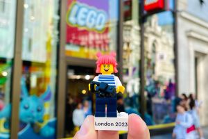 Shoppingtour der Superlative: M&Ms Store, LEGO Store, Fred Perry Store, Straßenkünstler und Filmlegenden aus Bronze. Leicester Square & Covent Garden in London.