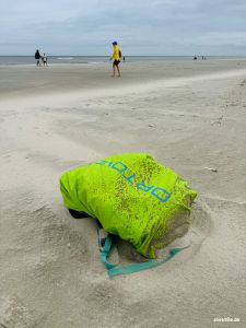 Rucksack und Schuhe gut gesichert unter der Regenhaube des Wanderrucksacks - hat sich gelohnt!