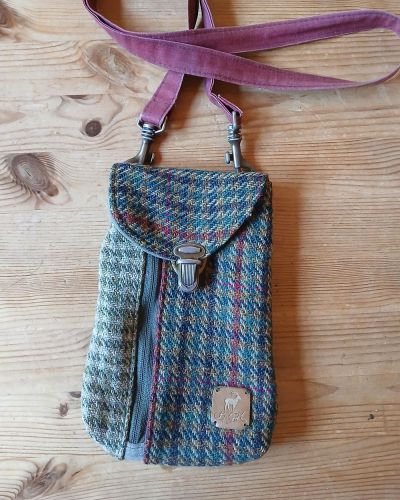 Es ist die Handytasche von Shesmile. Ich habe lange nach einer kleinen Handytasche gesucht, in der ich aber auch etwas Geld oder Checkkarten mitnehmen kann. Der Schnitt ist absolut perfekt durchdacht - Platz für Karten + Earphones. Kann mit Schultergurt getragen werden oder durch die Karabiner direkt an den Hosenschlaufen. Der Schnitt ist superangeleitet. Der Außenstoff ist original Harris Tweed, ein Reisandenken, Futter aus einem dünnes Flanellhemd - auch eine Erinnerung.