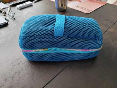 Für unseren Dänemarkurlaub habe ich die Tasche Kimkonsole genäht, damit dem Enkelchen die Fahrt nicht zu langweilig wird. Genäht habe ich die Version für die normale Switch und verwendet habe ich Airmesh von Stoffe-Hemmers und normale Baumwolle als Futterstoff. Ich liebe Regenbogenreißverschlüsse (gekauft bei Snaply Nähkram).