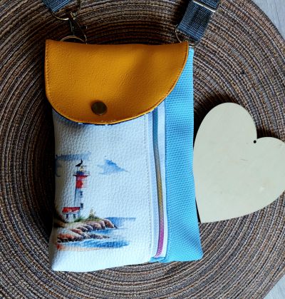 Leuchttürme erinnern mich immer an unser Dänemark Urlaube in der Kindheit. Jedesmal musste mindestens 1x der Sonnenuntergang bewundert werden. Die Tasche ist der perfekte Begleiter Im Alltag. Änderungen am Schnittmuster habe keine vorgenommen.