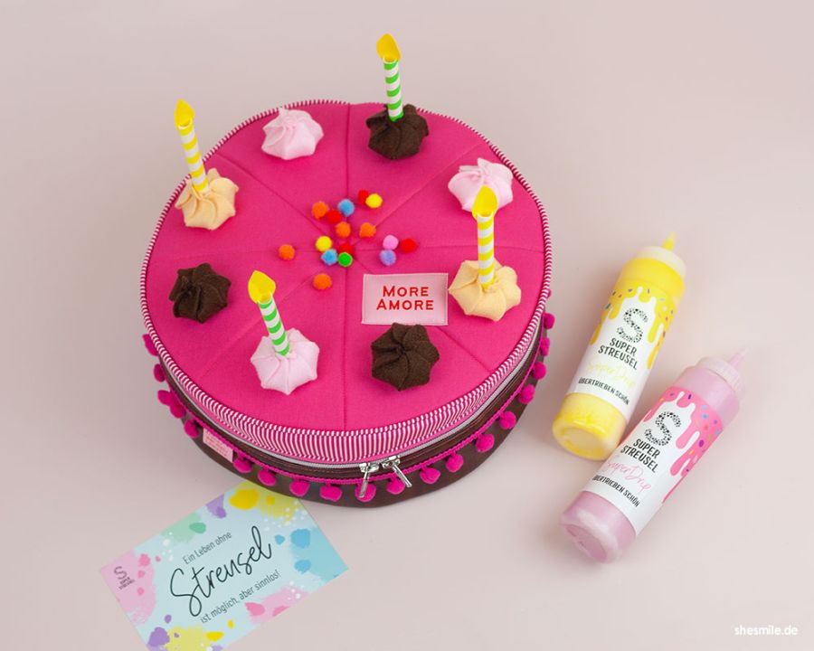 Nähanleitung und Schnittmuster von shesmile DIY: TortenTraum - Eine Torte als Tasche für meine Lieblingsstreusel von SuperStreusel nähen. Echt originell!