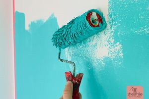 Renovieren und Gestalten. Die Schöner Wohnen Serie von shesmile mit Teil 1: Tapeten lösen und Wände Streichen. Tipps, Tricks und Ideensammlung zum Lösen von Tapeten, Streichen der Wand mit weissem Rahmen, scharfen Farbkanten und ohne Farbunterlaufendem Malerband, Füllen von Rissen und Löchern in der Wand mit Moltofil von Molto. Dekorieren der Wand mit Bildern und Uhren.