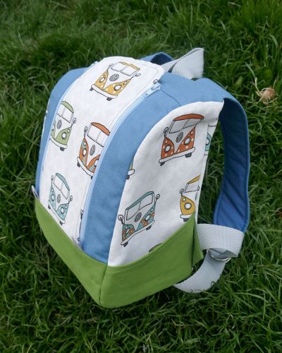 Hier habe ich den Rucksack KlapPack für unseren Sohn für seine Toniebox genäht. Der Rucksack besteht aus Canvas und der Boden aus Oilskin.