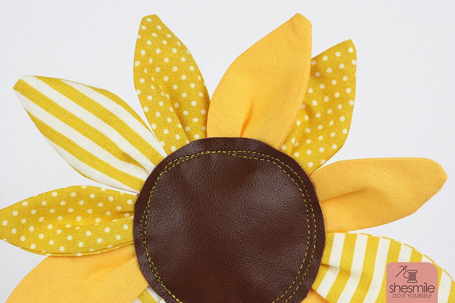 Nähanleitung und Schnittmuster gestaltet als PDF-E-Book von shesmile für Frieda Sonnenblume. Die Zimmerpflanzen aus Stoff für Allergiker, das Kinderzimmer, Vielreisende, kranke und alte Menschen, schattige Plätzchen oder Pflanzendummies wie mich!