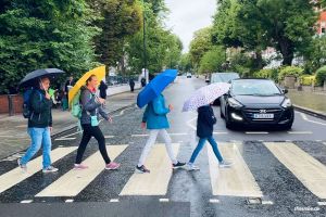 Als Familie über den Beatles Zebrastreifen