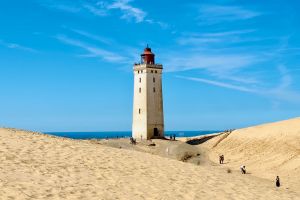 Besuch des Leuchtturms in Rubjerg Knude und Baden am Autostrand in Løkken. Rubjerg Knude Fyr - Ein Bucket-List-Moment in den Dünen Dänemarks. shesmile Erlebnisse