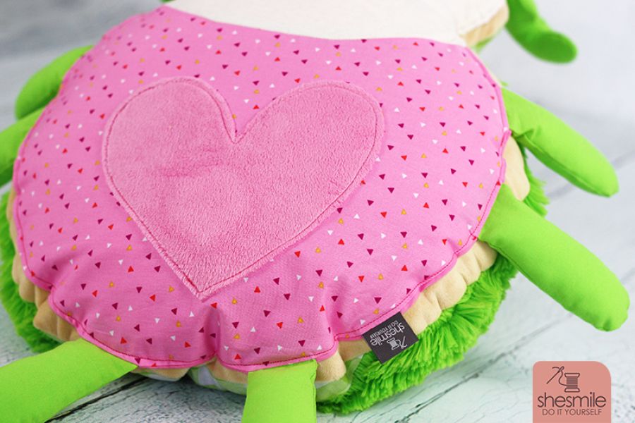 Ein Käferkissen Hildegard mit Quietschebauch als Geschenk zur Geburt nähen (Nähanleitung und Schnittmuster von shesmile)