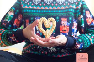 Knallbunt und mit kitschigen Motiven! Für Weihnachten habe ich einen Pullover RiekeRaglan als UglyChristmas Sweater genäht. Nähen mit shesmile Schnittmuster.