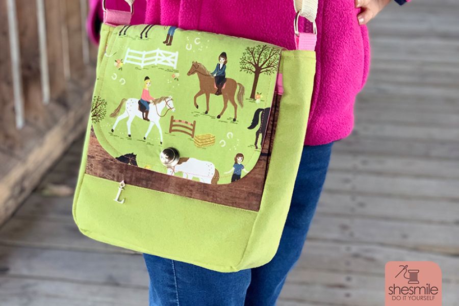 Eine Handtasche Ulla aus Pferdestoff für meine Tochter. Diesmal Reiterhof Stoff in grün von Tedox mit Baumwolle in Holzoptik. LOX-Verschluss und Buchstabenanhänger. Ohne Reißverschluss. Eine Nähanleitung mit Schnittmuster von shesmile. Einfach. Kreativ. Nähen & Basteln.