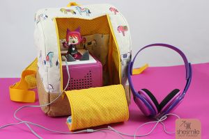 Der Rucksack KlapPack passt perfekt zu deiner Toniebox. Mit der Nähanleitung mit Schnittmuster in zwei Größen von shesmile kannst du diese Tasche einfach nähen.