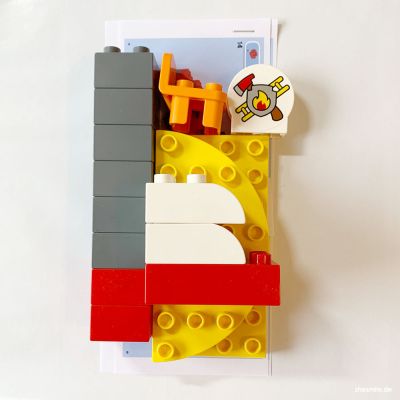 Passende Bauanleitungen können auf der LEGO-Website heruntergeladen und Seite für Seite bzw. Tag für Tag ausgedruckt werden. Passende Steinehäufchen werden dann mit Geschenkpapier verpackt.