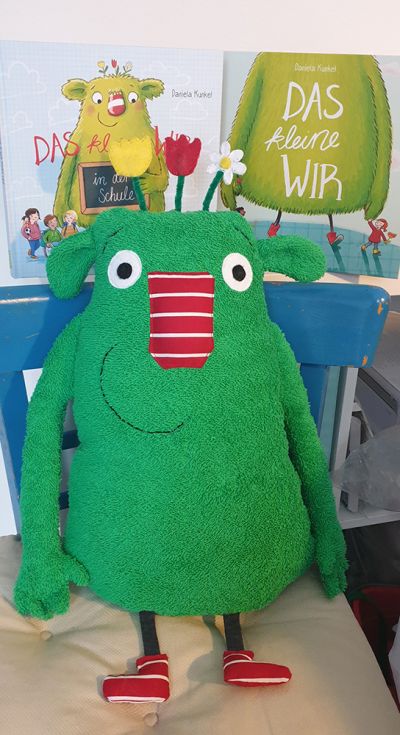 Ich habe einfach mal losgelegt und es hat geklappt! Dank Ihrer Beschreibung des Nähprojekts konnte ich selbst ein Schnittmuster entwickeln und ein niedliches Kleines Wir zaubern für meine Klasse! Die Kinder werden es lieben! Vielen lieben Dank für die Inspiration! Ohne Ihre Beschreibung und Fotos hätte ich mich wohl nicht getraut. Jetzt kann unsere Unterrichtsreihe zum Thema Freundschaft beginnen!