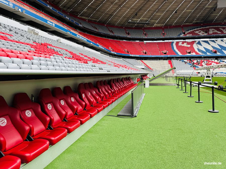 Einmal durch die heiligen Hallen des FC Bayern München laufen - unbezahlbar. Allianz Arena - FC Bayern Museum und Arena Tour in München. shesmile Erlebnisse.
